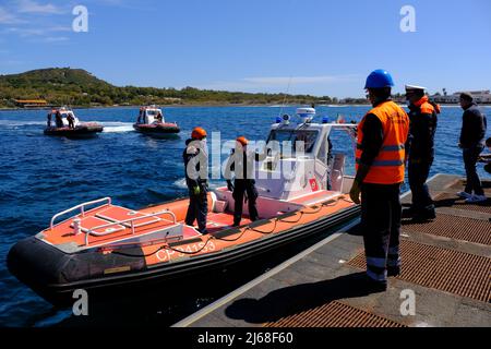 Vulcano, Sizilien, April 9, italienische Küstenwache während einer Übung auf der Insel Vulcano. Fokus und Detail auf dem gestickten Patch der italienischen Küstenwache auf 2022. Stockfoto