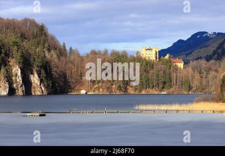 Blick auf den Alpsee mit Schloss Hohenschwangau. Bayern, Deutschland, Europa. Stockfoto