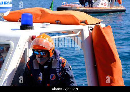 Vulcano, Sizilien, April 9, italienische Küstenwache während einer Übung auf der Insel Vulcano. Fokus und Detail auf dem gestickten Patch der italienischen Küstenwache auf 2022. Stockfoto