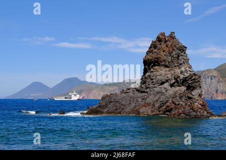 Vulcano, Sizilien, April 9, italienische Küstenwache während einer Übung auf der Insel Vulcano. Fokus und Detail auf dem gestickten Patch der italienischen Küstenwache auf 2022. Stockfoto