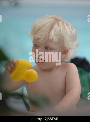 MIAMI BEACH, FL - SEPTEMBER 04: Tennischamp Boris Becker und Frau Sharlly Kerssenberg ('Lilly', Modell, m.. Jun-2009, ein Sohn), verbringen einige Poolzeit mit ihren Söhnen Noah Gabriel (B. 18-Jan-1994), Elias Balthasar (geb. 4-Sep-1999) und dem 1-jährigen Sohn Amadeus. Lilly und Boris waren am Pool mit Boris X-Frau Barbara Feltus (m. 17-Dez-1993, div. 15-Jan-2001, zwei Söhne) zu einem Geburtstag von sonÕs. Am 4. September 2011 in Miami, Florida. Personen: Amadeus Becker Stockfoto