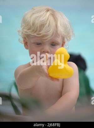 MIAMI BEACH, FL - SEPTEMBER 04: Tennischamp Boris Becker und Frau Sharlly Kerssenberg ('Lilly', Modell, m.. Jun-2009, ein Sohn), verbringen einige Poolzeit mit ihren Söhnen Noah Gabriel (B. 18-Jan-1994), Elias Balthasar (geb. 4-Sep-1999) und dem 1-jährigen Sohn Amadeus. Lilly und Boris waren am Pool mit Boris X-Frau Barbara Feltus (m. 17-Dez-1993, div. 15-Jan-2001, zwei Söhne) zu einem Geburtstag von sonÕs. Am 4. September 2011 in Miami, Florida. Personen: Amadeus Becker Stockfoto