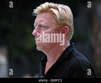 MIAMI BEACH, FL - SEPTEMBER 04: Tennischamp Boris Becker und Frau Sharlly Kerssenberg ('Lilly', Modell, m.. Jun-2009, ein Sohn), verbringen einige Poolzeit mit ihren Söhnen Noah Gabriel (B. 18-Jan-1994), Elias Balthasar (geb. 4-Sep-1999) und dem 1-jährigen Sohn Amadeus. Lilly und Boris waren am Pool mit Boris X-Frau Barbara Feltus (m. 17-Dez-1993, div. 15-Jan-2001, zwei Söhne) zu einem Geburtstag von sonÕs. Am 4. September 2011 in Miami, Florida. Personen: Boris Becker Stockfoto