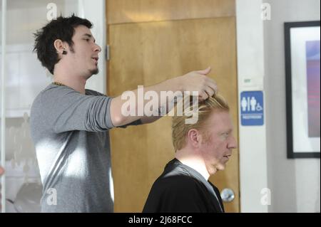 MIAMI BEACH, FL - DEZEMBER 20: Die deutsche Tennislegende Boris Becker und sein Sohn Noah gehen zum Seandonaldsonhair Salon in Miami Beach. Becker, 44, bekommt seine blonden Haare geschnitten und gestylt. Noah, 18, trägt ein blaues Paparazzi-Hemd und Skinny Jeans. Am 20. Dezember 2011 in Miami Beach, Florida Menschen: Boris Becker Stockfoto