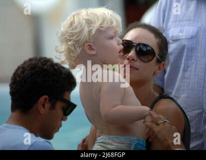 MIAMI BEACH, FL - SEPTEMBER 04: Tennischamp Boris Becker und Frau Sharlly Kerssenberg ('Lilly', Modell, m.. Jun-2009, ein Sohn), verbringen einige Poolzeit mit ihren Söhnen Noah Gabriel (B. 18-Jan-1994), Elias Balthasar (geb. 4-Sep-1999) und dem 1-jährigen Sohn Amadeus. Lilly und Boris waren am Pool mit Boris X-Frau Barbara Feltus (m. 17-Dez-1993, div. 15-Jan-2001, zwei Söhne) zu einem Geburtstag von sonÕs. Am 4. September 2011 in Miami, Florida. Personen: Sharlly Kerssenberg Amadeus Becker Stockfoto