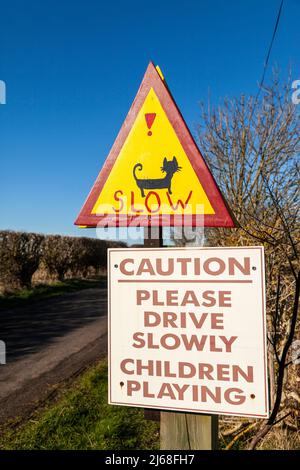 Ein selbstgemachtes Schild, das Autofahrer vor dem Überqueren von Katzen warnt Stockfoto