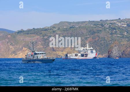 Vulcano, Sizilien, April 9, italienische Küstenwache während einer Übung auf der Insel Vulcano. Fokus und Detail auf dem gestickten Patch der italienischen Küstenwache auf 2022. Stockfoto