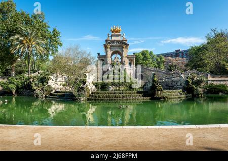 Parc de la Ciutadella - ein berühmter Brunnen in Barcelona, Katalonien, Spanien. Cascada del Parc de la Ciutadella - ein frühes Werk von Antoni Gaudi Stockfoto