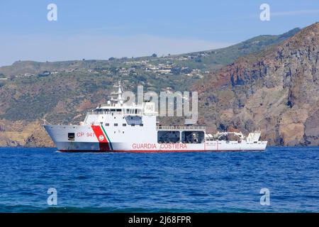 Vulcano, Sizilien, April 9, italienische Küstenwache während einer Übung auf der Insel Vulcano. Fokus und Detail auf dem gestickten Patch der italienischen Küstenwache auf 2022. Rettungsschiff Ubaldo Diciotti Stockfoto