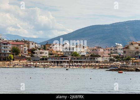 Ksamil, Albanien - 9. September 2021: Blick auf den Kakaostrand und die Stadt Ksamil in Albanien. Hintergrund des Urlaubskonzepts. Stockfoto