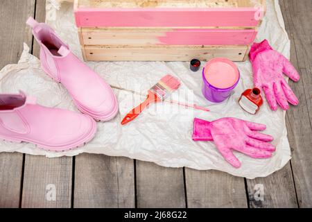 Bemalte Holzkiste mit Werkzeugen auf der Terrasse Stockfoto