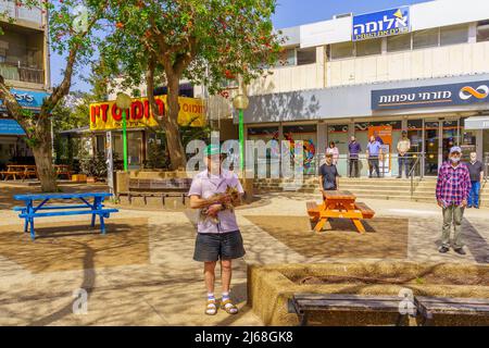Haifa, Israel - 28. April 2022: Straßenszene mit Menschen, die wegen der Sirene still stehen, am jährlichen Holocaust-Gedenktag in Haifa, ISR Stockfoto