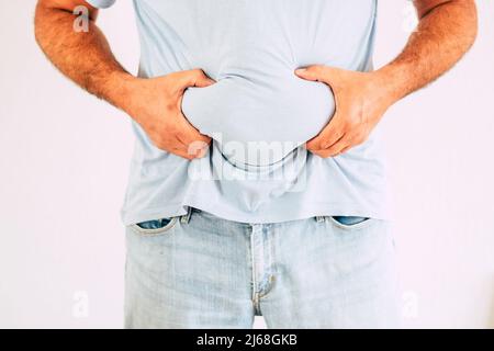 Nicht erkennbarer Mann, der seinen dicken Bauch auf weißem Hintergrund schleicht. Studio Shot für Diät und Fitness-Konzept Lifestyle. Gewichtsverlust nad Körper unglücklich postivit Stockfoto