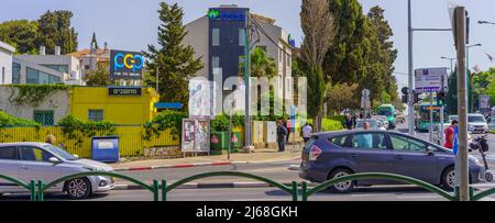 Haifa, Israel - 28. April 2022: Straßenszene mit Menschen, die wegen der Sirene still stehen, am jährlichen Holocaust-Gedenktag in Haifa, ISR Stockfoto