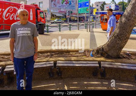 Haifa, Israel - 28. April 2022: Straßenszene mit Menschen, die wegen der Sirene still stehen, am jährlichen Holocaust-Gedenktag in Haifa, ISR Stockfoto
