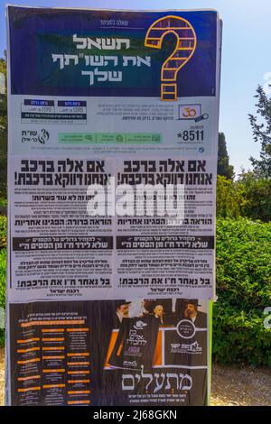 Haifa, Israel - 28. April 2022: Paschkevil-Plakate der orthodoxen jüdischen Gemeinde, die das Reisen mit dem Zug fördern und die Sicherheitsregeln des Zuges befolgen Stockfoto