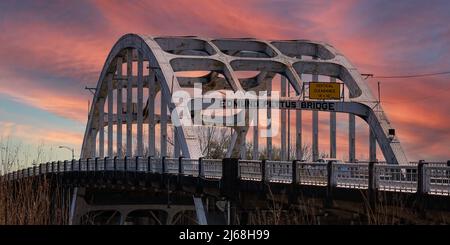 Selma, Alabama, USA-1. März 2022: Panorama der historischen Edmund Pettus Brücke in Selma, der Anblick der blutigen Sonntagsschlagee während der Bürgerrechte Stockfoto