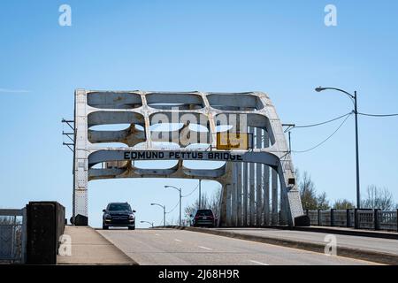 Selma, Alabama, USA-1. März 2022: Historische Edmund Pettus Brücke in Selma, der Anblick der blutigen Sonntagsschlagee während der Bürgerrechtsbewegung. B Stockfoto