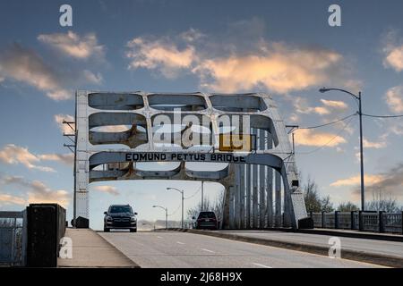 Selma, Alabama, USA-1. März 2022: Historische Edmund Pettus Brücke in Selma, der Anblick der blutigen Sonntagsschlagee während der Bürgerrechtsbewegung. B Stockfoto