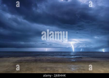 Sturm und Blitzschlag im Meer Stockfoto