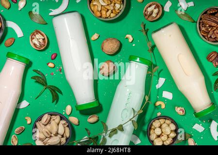 keto, Paläo und vegane Ernährung Konzept. Set von Nussmilch, Flaschen mit verschiedenen nicht-Milchnussmilch - Pistazien, Walnuss, Haselnuss, Erdnuss, Mandel, Cashew, p Stockfoto