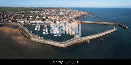 Panoramablick auf den Hafen von Anstruther, East Neuk of Fife, Schottland. Stockfoto