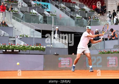 Madrid, Spanien. 28. April 2022. Rafael Nadal aus Spanien übt während des Tennisturniers Mutua Madrid Open 2022 am 28. April 2022 im Caja Magica Stadion in Madrid, Spanien - Foto: Oscar J Barroso/DPPI/LiveMedia Kredit: Unabhängige Fotoagentur/Alamy Live News Stockfoto