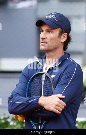 Madrid, Spanien. 28. April 2022. Carlos Moya aus Spanien wird während des Tennisturniers Mutua Madrid Open 2022 am 28. April 2022 im Caja Magica Stadion in Madrid, Spanien, gesehen - Foto: Oscar J Barroso/DPPI/LiveMedia Kredit: Unabhängige Fotoagentur/Alamy Live News Stockfoto