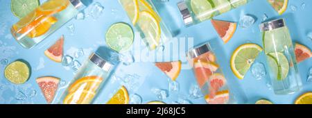 Verschiedene kalte Getränke in Flaschen, Sommer Wasserflaschen, Limonade gesunde Cocktails mit verschiedenen Zitrusfrüchten - Zitrone, Orange, Grapefruit, Stockfoto