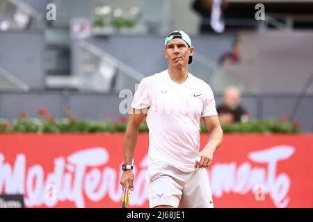 Madrid, Spanien. 28. April 2022. Rafael Nadal aus Spanien übt während des Tennisturniers Mutua Madrid Open 2022 am 28. April 2022 im Caja Magica Stadion in Madrid, Spanien - Foto: Oscar J Barroso/DPPI/LiveMedia Kredit: Unabhängige Fotoagentur/Alamy Live News Stockfoto