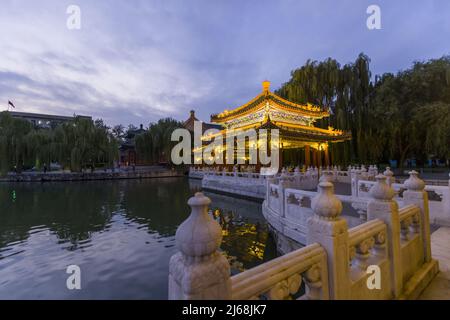 Peking beihai Park die fünf Drachen Pavillons - chung roten Pavillon - schwimmenden cui Pavillon in der Nacht Stockfoto