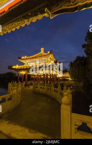 Peking beihai Park die fünf Drachen Pavillons chengcheng ze Pavillon in der Nacht Stockfoto