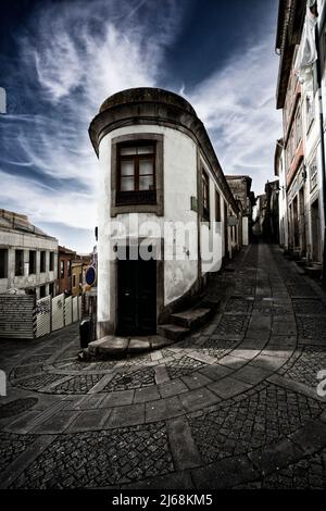 Porto, Portugal. März 2022. Blick auf die typischen alten Häuser in der Innenstadt Stockfoto