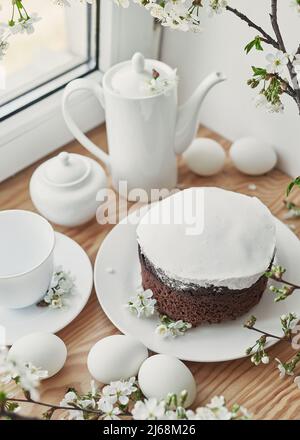 Osterkarte für den Frühling. Osterkuchen und Eier. Blühende Zweige. Feier und Feiertage. Stockfoto