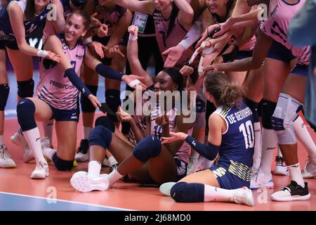 ANKARA, TÜRKEI - 18. DEZEMBER 2021: Imoco Volley Conegliano Spieler feiern den Sieg von Itambe Minas Halbfinale des FIVB Volleyball Frauenclubs Stockfoto