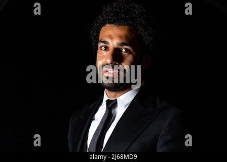 Aktenfoto vom 11-05-2018 von Liverpools Mohamed Salah, das nach der Verleihung seiner FWA Footballer of the Year 2018-Preise posiert. Mohamed Salah, der Stürmer von Liverpool, wurde zum Fußballer des Jahres der Football Writers' Association gewählt, wobei der Chelsea-Stürmer Sam Kerr den Frauenpreis erhielt. Ausgabedatum: Freitag, 29. April 2022. Stockfoto