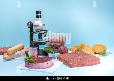 Labor gezüchtet Fleisch Alternativen Konzept, verschiedene Labor gezüchtet Fleisch-Typen rot und weiß Fleisch mit Mikroskop, Laborzubehör, Messgerät Stockfoto