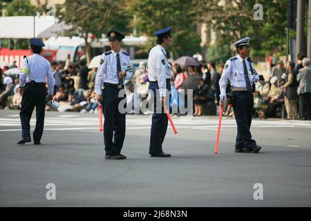 Kyoto, Japan - 22. Oktober 2007: Die Ansicht der Polizisten, die beim herbstlichen Jidai-Fest die Ordnung aufrecht erhalten haben. Kyoto. Japan Stockfoto