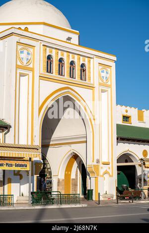 Nea Agora ist ein schöner kleiner, halbgedeckter Markt mit einer Auswahl an Touristenläden und Cafés Stockfoto