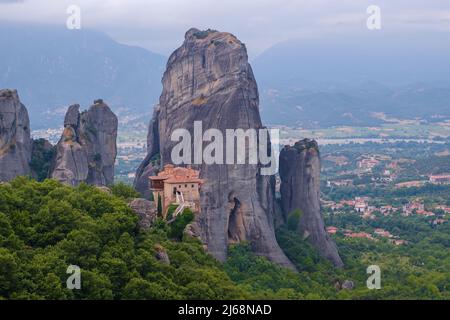 Blick auf das Kloster von Rousanou auf einer steilen Klippe. Das Wunder von Meteora - Harmonie von Mensch und Natur in Griechenland. Eine beliebte Reise und Wallfahrt d Stockfoto