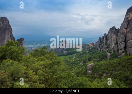 Blick auf das Kloster des heiligen Nikolaus Anapavsas auf einer steilen Klippe. Das Wunder von Meteora - Harmonie von Mensch und Natur in Griechenland. Stockfoto