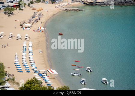 Der Strand Pallas Beach in der Stadt Lindos in Griechenland. Stockfoto