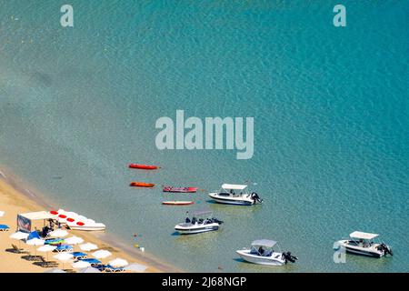 Der Strand Pallas Beach in der Stadt Lindos in Griechenland. Stockfoto