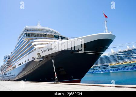 Cunards Luxuskreuzfahrtschiff, die RMS Queen Elizabeth, liegt in Puerto Del Rosario, der Hauptstadt von Fuerteventura, Kanarische Inseln, Spanien Stockfoto