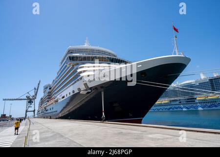 Cunards Luxuskreuzfahrtschiff, die RMS Queen Elizabeth, liegt in Puerto Del Rosario, der Hauptstadt von Fuerteventura, Kanarische Inseln, Spanien Stockfoto