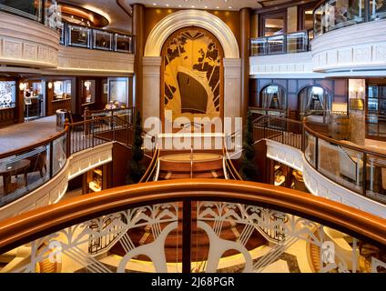 Der Hafenbogen der ursprünglichen Queen Elizabeth, dargestellt in der Intarsien von David Linley und Teil der Grand Lobby des neuen Queen Elizabeth-Kreuzfahrtschiffs Stockfoto