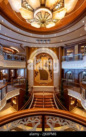 Der Hafenbogen der ursprünglichen Queen Elizabeth, dargestellt in der Intarsien von David Linley und Teil der Grand Lobby des neuen Queen Elizabeth-Kreuzfahrtschiffs Stockfoto