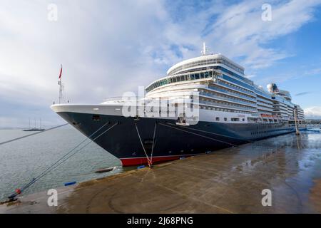 Cunards Luxus-Kreuzfahrtschiff, die RMS Queen Elizabeth, liegt am Kreuzfahrtterminal in Lissabon, Portugal Stockfoto