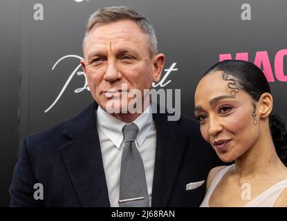 28. April 2022, New York, New York, USA: Der Schauspieler Daniel Craig und die Schauspielerin Ruth Negga im Kleid von Louis Vuitton nehmen an der ''Macbeth''' Broadway-Eröffnungsnacht im Longacre Theatre Teil (Bild: © Lev Radin/Pacific Press via ZUMA Press Wire) Stockfoto