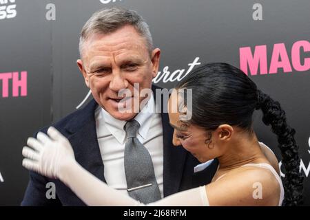 28. April 2022, New York, New York, USA: Der Schauspieler Daniel Craig und die Schauspielerin Ruth Negga im Kleid von Louis Vuitton nehmen an der ''Macbeth''' Broadway-Eröffnungsnacht im Longacre Theatre Teil (Bild: © Lev Radin/Pacific Press via ZUMA Press Wire) Stockfoto